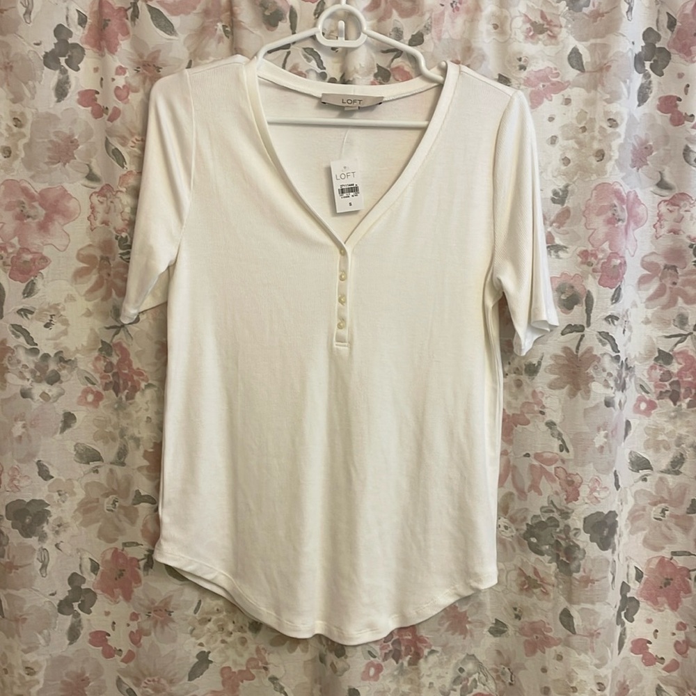 NWT! NEVER WORN! Loft V Neck 4 Button  Ribbed Short Sleeve Top - Size S - White